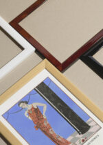 Zbliżenie na detale plakatu oprawionego w drewnianą białą ramkę od Plakatello®: Art Deco George Barbier Elegancka Dama 1920