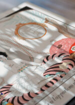 Zbliżenie na detale plakatu: George Barbier Art Deco Dama z motylem i psem 1920