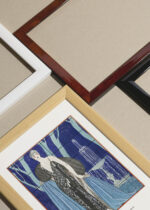 Zbliżenie na detale plakatu oprawionego w drewnianą białą ramkę od Plakatello®: Alcyone kobieta z fontanną Art Deco George Barbier lata 20