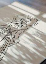 Widok z góry na cztery drewniane ramki, w jednej z nich oprawiony plakat Art Deco szkic kobieta w sukni George Barbier