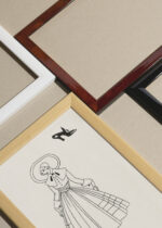 Zbliżenie na detale plakatu oprawionego w drewnianą białą ramkę od Plakatello®: Art Deco szkic kobieta w sukni George Barbier