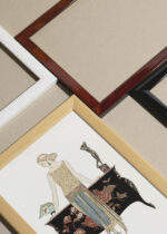 Zbliżenie na detale plakatu oprawionego w drewnianą białą ramkę od Plakatello®: Art Deco Rosalinde George Barbier 1922 moda