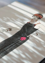 Widok z góry na cztery drewniane ramki, w jednej z nich oprawiony plakat Art Deco L'Empire du Monde George Barbier