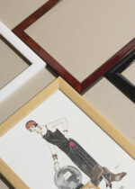 Zbliżenie na detale plakatu oprawionego w drewnianą białą ramkę od Plakatello®: Art Deco L'Empire du Monde George Barbier