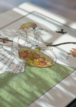 Widok z góry na cztery drewniane ramki, w jednej z nich oprawiony plakat George Barbier Art Deco kobieta z owocami 1914