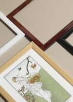 Zbliżenie na detale plakatu oprawionego w drewnianą białą ramkę od Plakatello®: George Barbier Art Deco kobieta z owocami 1914