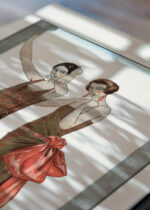 Widok z góry na cztery drewniane ramki, w jednej z nich oprawiony plakat Vesper George Barbier 1922 moda Art Deco Worth