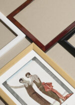 Zbliżenie na detale plakatu oprawionego w drewnianą białą ramkę od Plakatello®: Vesper George Barbier 1922 moda Art Deco Worth