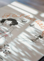 Widok z góry na cztery drewniane ramki, w jednej z nich oprawiony plakat art deco George Barbier 1922 Falbalas et fanfreluches