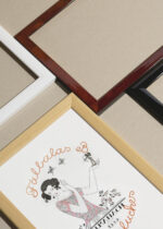 Zbliżenie na detale plakatu oprawionego w drewnianą białą ramkę od Plakatello®: art deco George Barbier 1922 Falbalas et fanfreluches