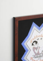 Aranżacja wnętrza, na ścianie wisi plakat w ramce: Art Deco George Barbier Falbalas et fanfreluches