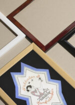 Zbliżenie na detale plakatu oprawionego w drewnianą białą ramkę od Plakatello®: Art Deco George Barbier Falbalas et fanfreluches