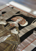 Widok z góry na cztery drewniane ramki, w jednej z nich oprawiony plakat La Rose de l'Infante 1924 George Barbier Art Deco