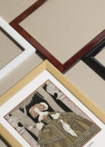 Zbliżenie na detale plakatu oprawionego w drewnianą białą ramkę od Plakatello®: La Rose de l'Infante 1924 George Barbier Art Deco