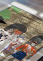 Widok z góry na cztery drewniane ramki, w jednej z nich oprawiony plakat Art Deco George Barbier Bal 1921