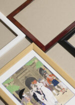 Zbliżenie na detale plakatu oprawionego w drewnianą białą ramkę od Plakatello®: Art Deco George Barbier Bal 1921