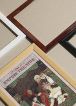 Zbliżenie na detale plakatu oprawionego w drewnianą białą ramkę od Plakatello®: teatralny The Empire Theatre 1922 George Barbier art déco