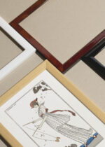 Zbliżenie na detale plakatu oprawionego w drewnianą białą ramkę od Plakatello®: Robe de linon imprimé George Barbier Art Deco