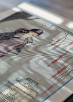 Widok z góry na cztery drewniane ramki, w jednej z nich oprawiony plakat Le Belvédère George Barbier Art Deco vintage