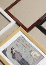 Zbliżenie na detale plakatu oprawionego w drewnianą białą ramkę od Plakatello®: Le Belvédère George Barbier Art Deco vintage