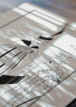 Widok z góry na cztery drewniane ramki, w jednej z nich oprawiony plakat Kobieta z motylami George Barbier art déco 1914