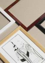 Zbliżenie na detale plakatu oprawionego w drewnianą białą ramkę od Plakatello®: Kobieta z motylami George Barbier art déco 1914