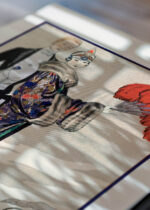 Widok z góry na cztery drewniane ramki, w jednej z nich oprawiony plakat Art Deco George Barbier Le Départ pour le Casino 1923