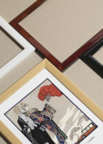 Zbliżenie na detale plakatu oprawionego w drewnianą białą ramkę od Plakatello®: Art Deco George Barbier Le Départ pour le Casino 1923