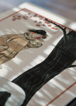 Widok z góry na cztery drewniane ramki, w jednej z nich oprawiony plakat Symphonie Automnale George Barbier art deco