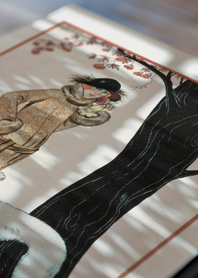 Widok z góry na cztery drewniane ramki, w jednej z nich oprawiony plakat Symphonie Automnale George Barbier art deco
