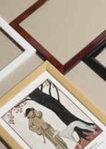 Zbliżenie na detale plakatu oprawionego w drewnianą białą ramkę od Plakatello®: Symphonie Automnale George Barbier art deco