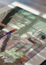 Widok z góry na cztery drewniane ramki, w jednej z nich oprawiony plakat La Belle Indolente Piękna Leniwa George Barbier Art Deco