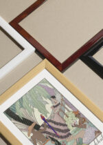 Zbliżenie na detale plakatu oprawionego w drewnianą białą ramkę od Plakatello®: La Belle Indolente Piękna Leniwa George Barbier Art Deco