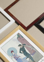 Zbliżenie na detale plakatu oprawionego w drewnianą białą ramkę od Plakatello®: Romance sans paroles Kobieta z Marynarzem George Barbier art déco