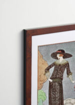 Aranżacja wnętrza, na ścianie wisi plakat w ramce: La Promeneuse Mélancolique George Barbier 1922