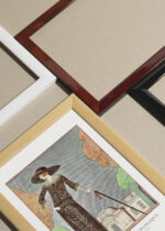 Zbliżenie na detale plakatu oprawionego w drewnianą białą ramkę od Plakatello®: La Promeneuse Mélancolique George Barbier 1922