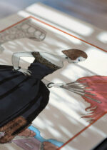 Widok z góry na cztery drewniane ramki, w jednej z nich oprawiony plakat Pavane Kobieta z wachlarzem George Barbier 1921 art deco