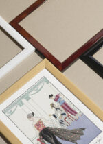 Zbliżenie na detale plakatu oprawionego w drewnianą białą ramkę od Plakatello®: La Toilette Délicieuse George Barbier Art Deco 1921