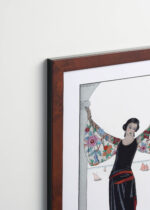 Aranżacja wnętrza, na ścianie wisi plakat w ramce: Art Deco George Barbier kobieta w szacie nad morzem