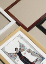 Zbliżenie na detale plakatu oprawionego w drewnianą białą ramkę od Plakatello®: Art Deco George Barbier kobieta w szacie nad morzem