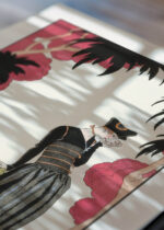 Widok z góry na cztery drewniane ramki, w jednej z nich oprawiony plakat Le Cadran Solaire Zegar Słoneczny George Barbier Art Deco