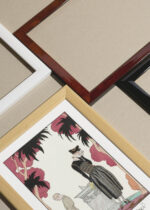 Zbliżenie na detale plakatu oprawionego w drewnianą białą ramkę od Plakatello®: Le Cadran Solaire Zegar Słoneczny George Barbier Art Deco