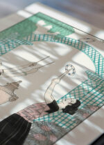 Widok z góry na cztery drewniane ramki, w jednej z nich oprawiony plakat Le Jeu des Graces George Barbier Art Deco 1921