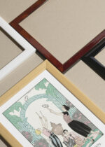 Zbliżenie na detale plakatu oprawionego w drewnianą białą ramkę od Plakatello®: Le Jeu des Graces George Barbier Art Deco 1921