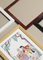 Zbliżenie na detale plakatu oprawionego w drewnianą białą ramkę od Plakatello®: La Cruche cassée George Barbier art déco