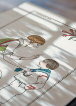 Widok z góry na cztery drewniane ramki, w jednej z nich oprawiony plakat George Barbier matka z dzieckiem art déco 1913