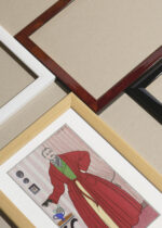 Zbliżenie na detale plakatu oprawionego w drewnianą białą ramkę od Plakatello®: Robe de chambre Szlafrok kąpielowy George Barbier art déco lata 20