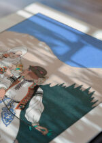 Widok z góry na cztery drewniane ramki, w jednej z nich oprawiony plakat Górale Le Langage des Fleurs George Barbier Art Deco