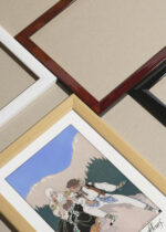 Zbliżenie na detale plakatu oprawionego w drewnianą białą ramkę od Plakatello®: Górale Le Langage des Fleurs George Barbier Art Deco