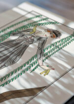 Widok z góry na cztery drewniane ramki, w jednej z nich oprawiony plakat Art Deco George Barbier szara suknia pod wierzbą płaczącą